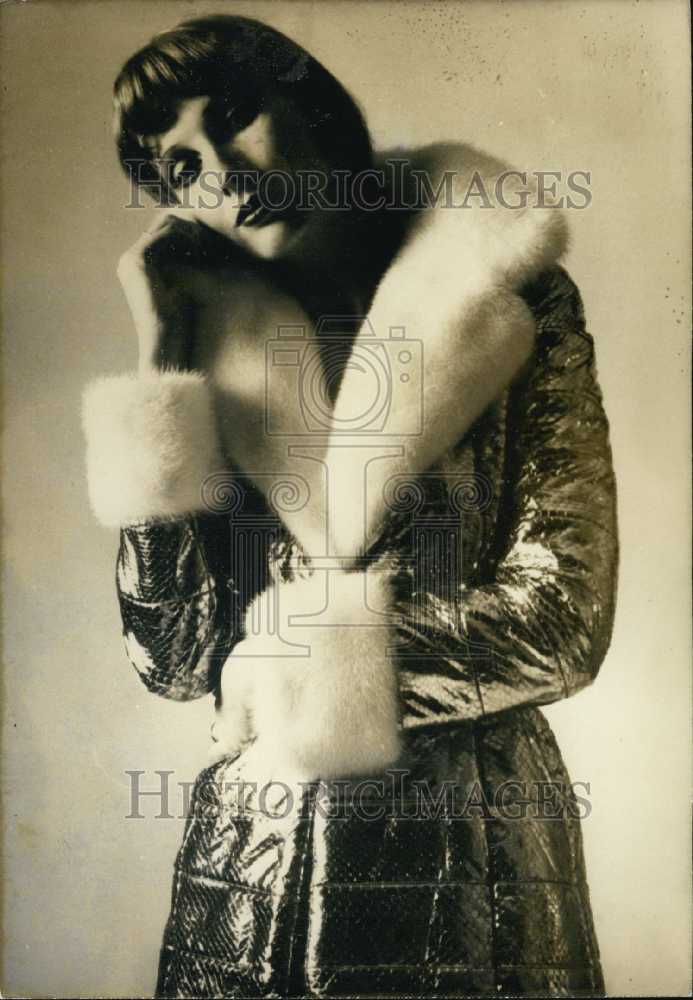 Press Photo Mink Internationals Cobra skin night gown. - Historic Images