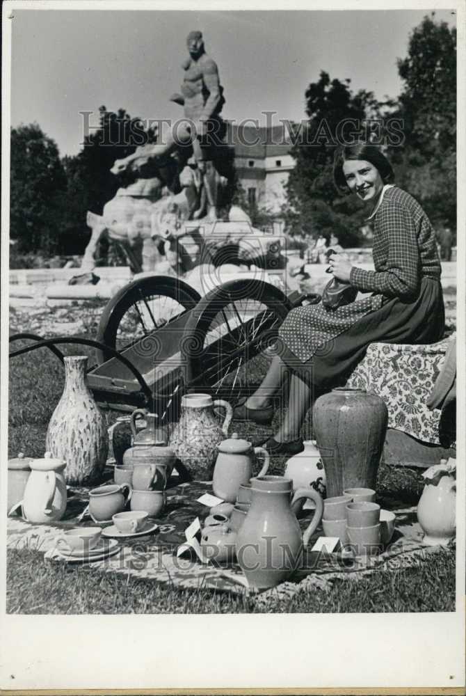 Press Photo Munich Artist Displays Work for Sale in Munich Botanical Gardens. - Historic Images