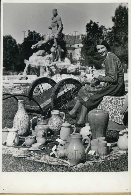 Press Photo Munich Artist Displays Work for Sale in Munich Botanical Gardens. - Historic Images