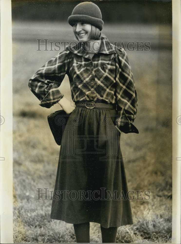 1974 Press Photo Pleated Side-Pocketed Jersey Skirt and Scottish Wool Blouse - Historic Images