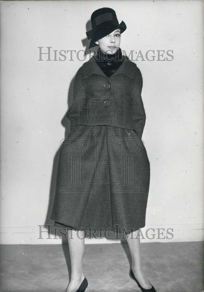 Press Photo Model With Simonetta Clothing - Historic Images