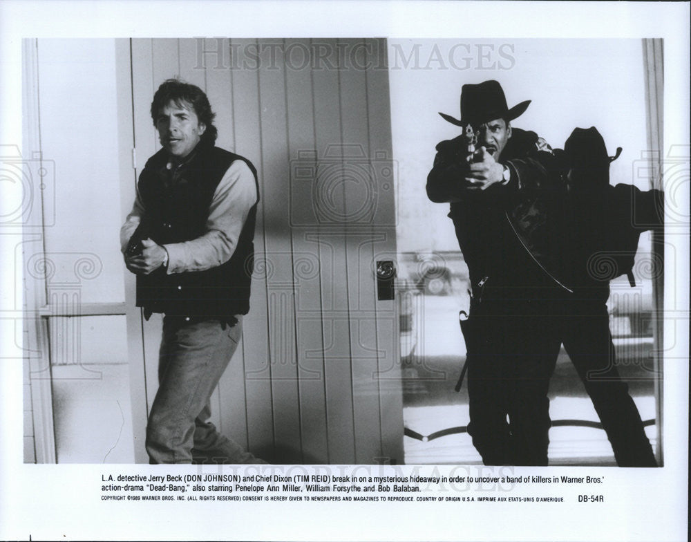 1989 Press Photo Dead-Bang Film Actors Don Johnson Tim Reid Bearing Guns Scene - Historic Images