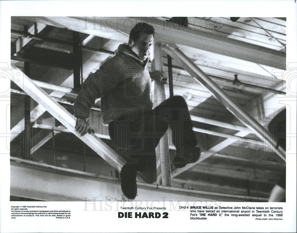 1990 Press Photo Die Hard 2 Film Actor Bruce Willis Climbing Airport Rafters - Historic Images