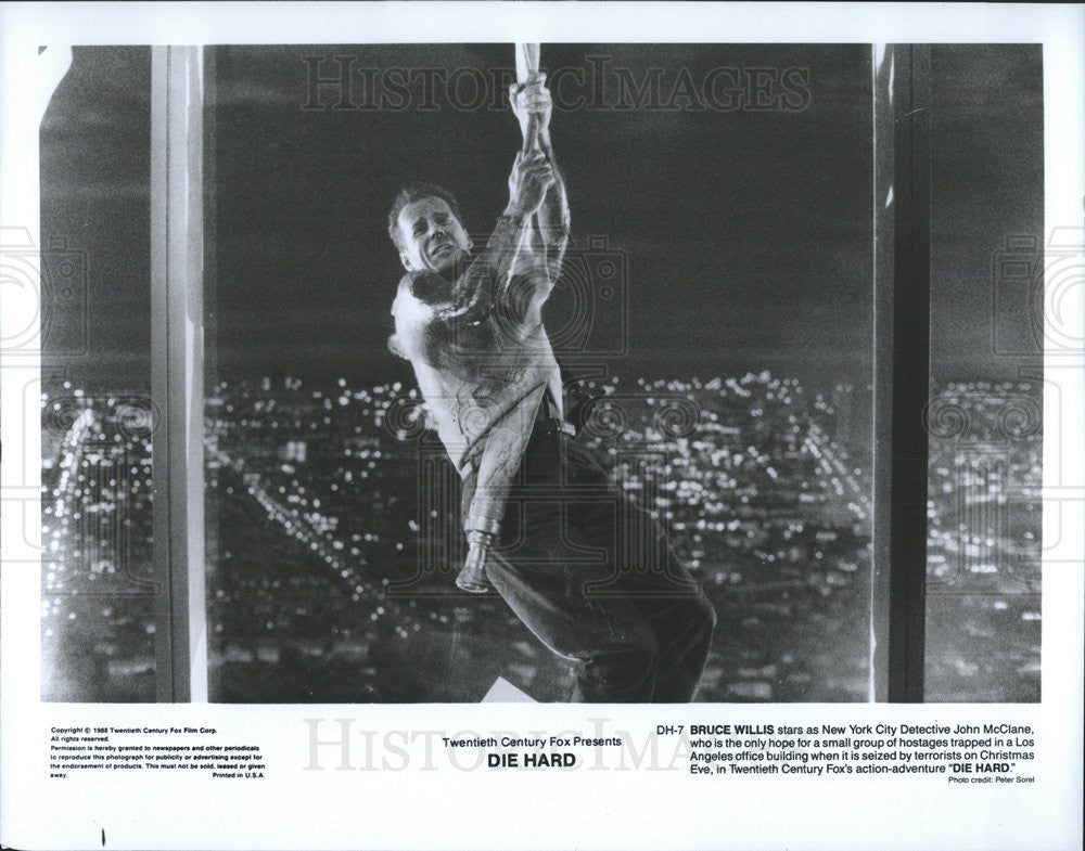 1988 Press Photo Die Hard Film Bruce Willis Hanging In Front Of Window Scene - Historic Images