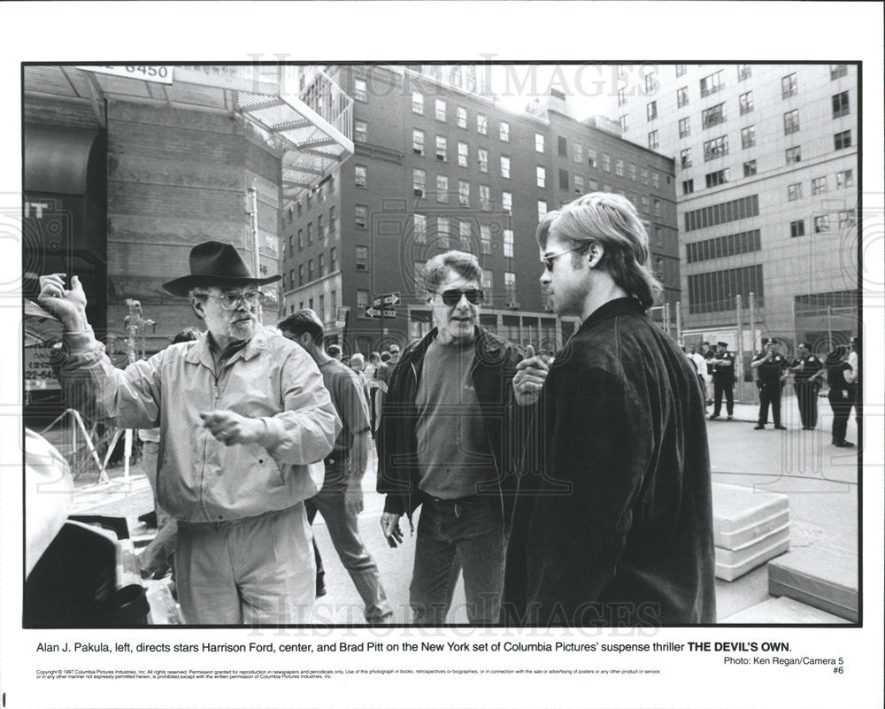 1997 Press Photo The Devil&#39;s Own Film Brad Pitt Harrison Ford With Director - Historic Images