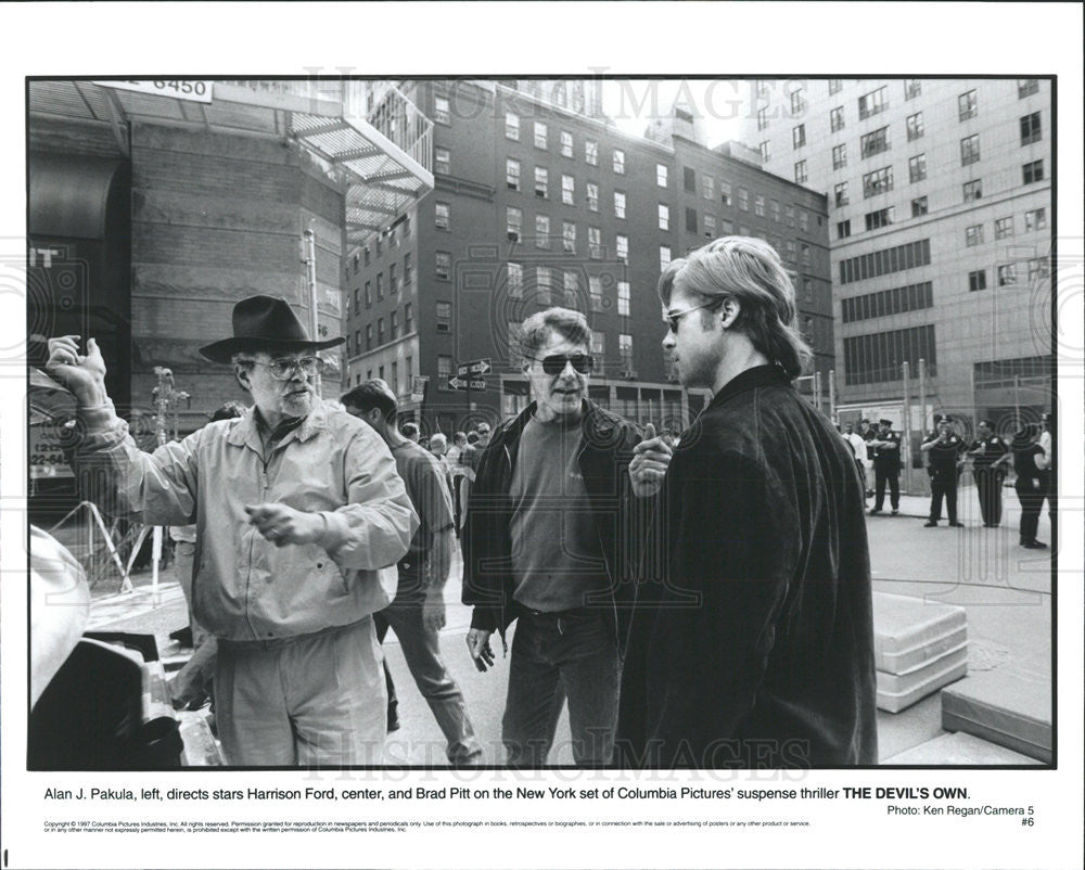 1997 Press Photo The Devil&#39;s Own Film Director Alan Pakula With Actors Pitt Ford - Historic Images