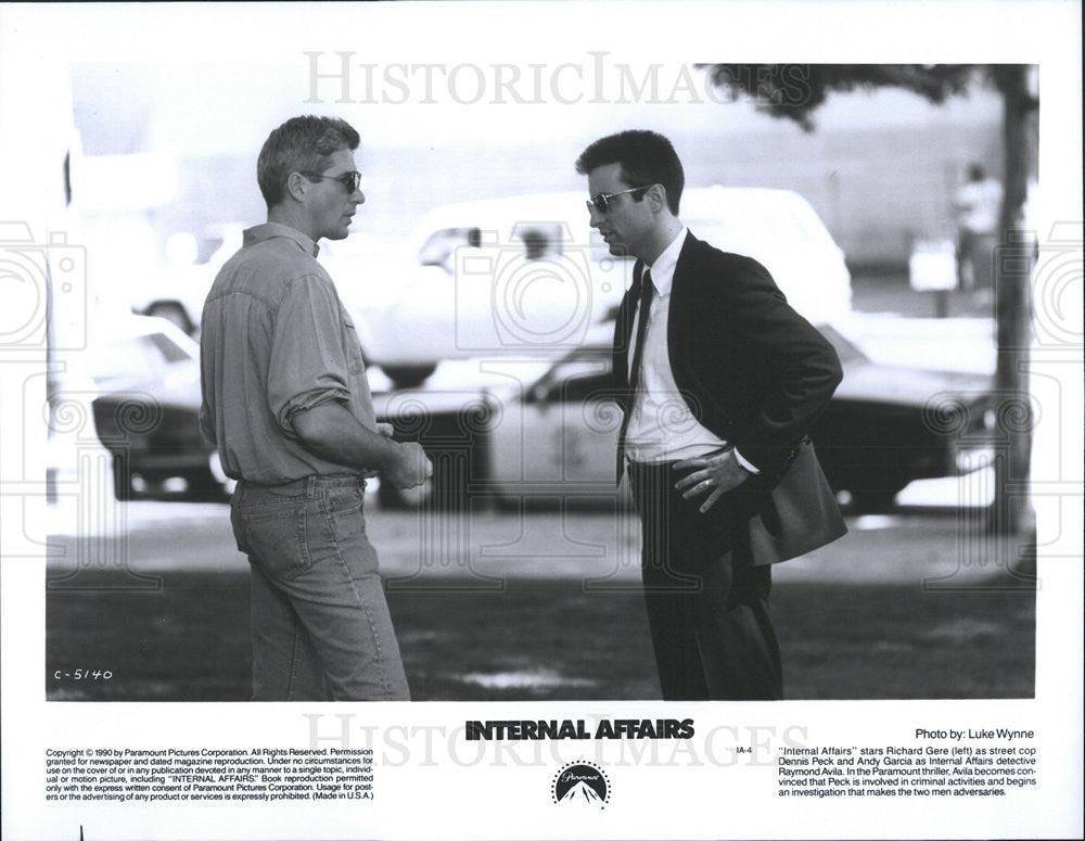 1990 Press Photo Internal Affairs Film Richard Gere Andy Garcia Talking Outside - Historic Images