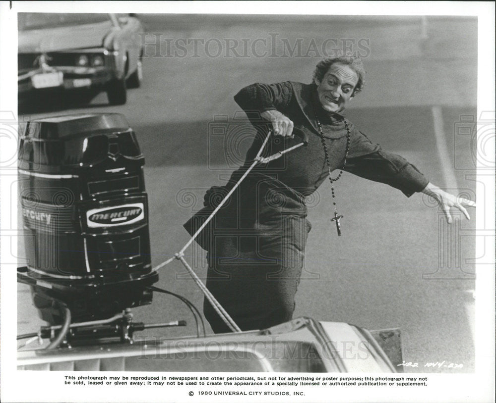 1980 Press Photo Marty Feldman &quot;In God We Tru$t&quot; - Historic Images