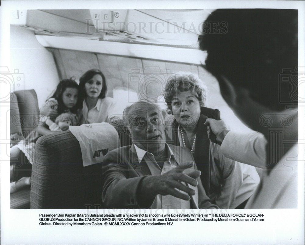 1986 Press Photo Martin Balsam &amp; Shelly Winters Star In The Delta Force - Historic Images