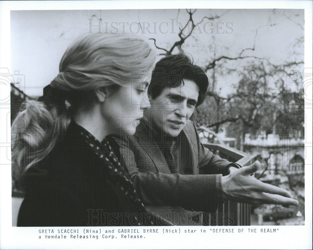 1986 Press Photo Greta Scacchi &amp; Gabriel Byrne Star In Defense Of The Realm - Historic Images