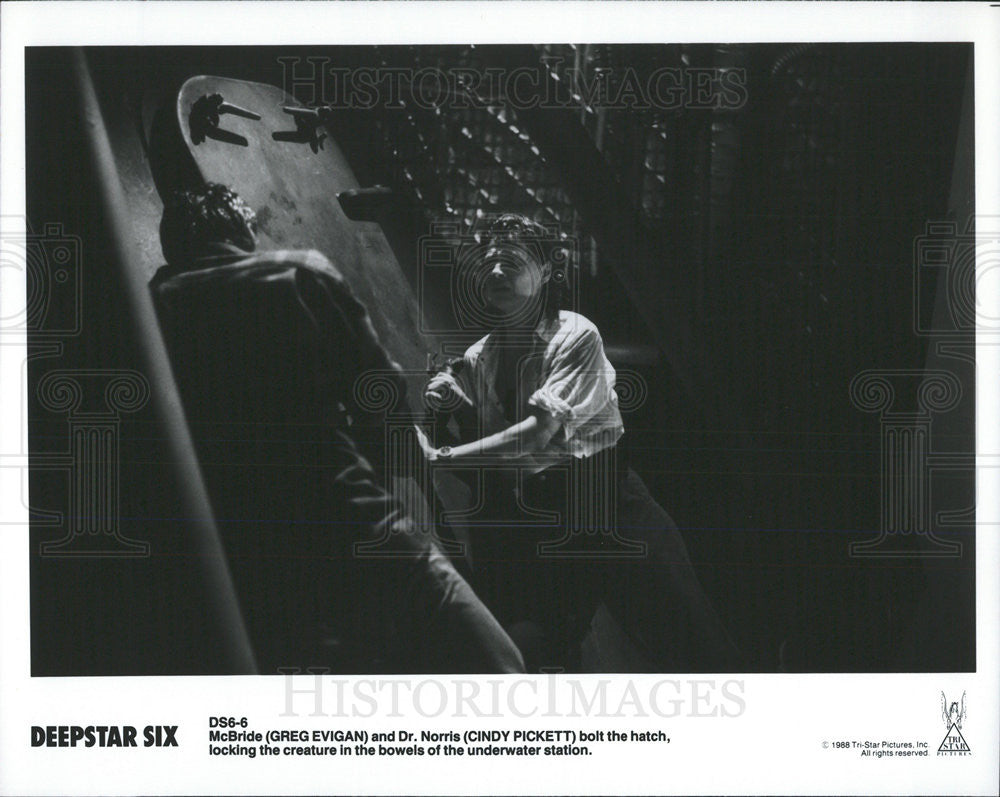1988 Press Photo Deepstar Six Film Actors Greg Evigan Cindy Pickett Lock Scene - Historic Images