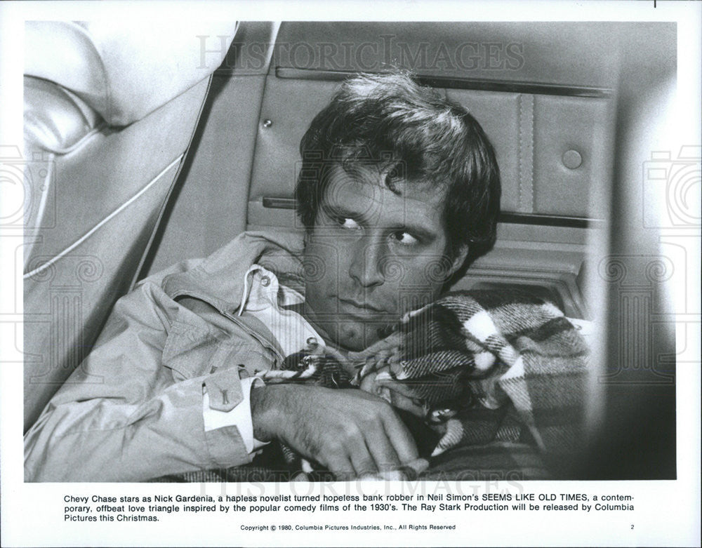 1980 Press Photo Seems Like Old Times Film Chevy Chase Hiding In Back Of Car - Historic Images