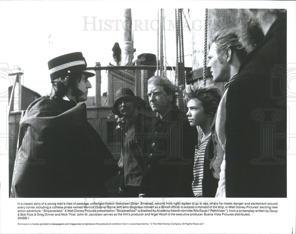 1990 Press Photo Stian Smestad, Gabriel Byrne In Disney&#39;s &quot;Shipwrecked&quot; - Historic Images