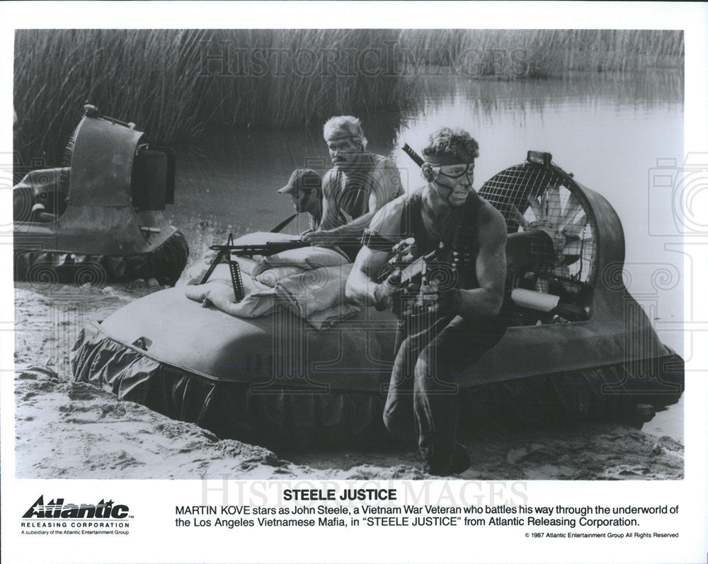 1987 Press Photo Martin Kove Actor Steele Justice War Movie Beach Scene - Historic Images