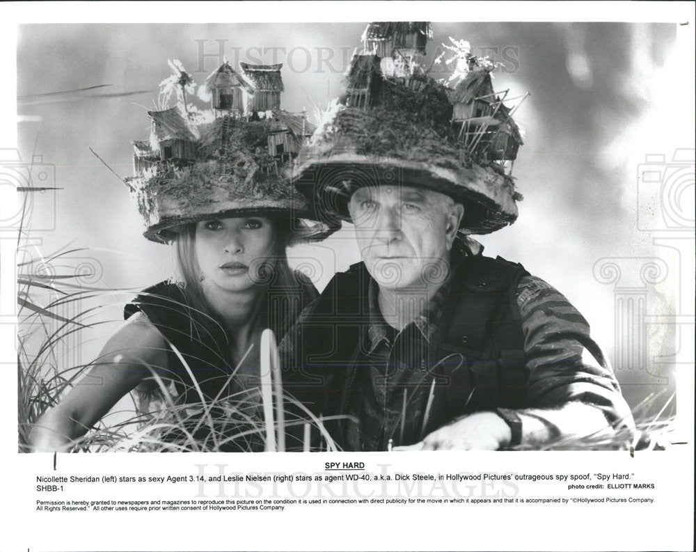 Press Photo Nicollette Sheridan &amp; Leslie Nielsen Star In Spy Hard - Historic Images