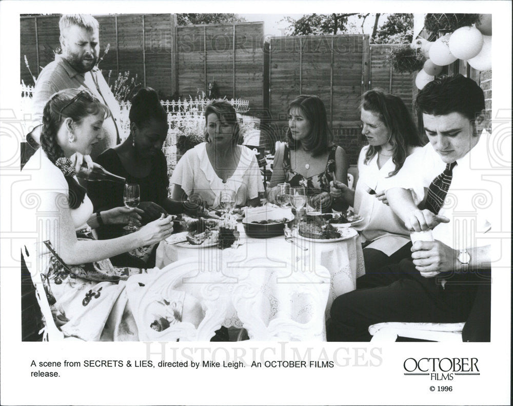 1996 Press Photo Secrets And Lies Film Wedding Scene Dinner Table Group - Historic Images