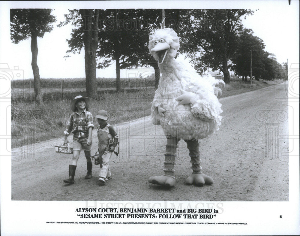 1985 Press Photo Alyson Court Benjamin Barrett Actors Big Bird Sesame Street - Historic Images