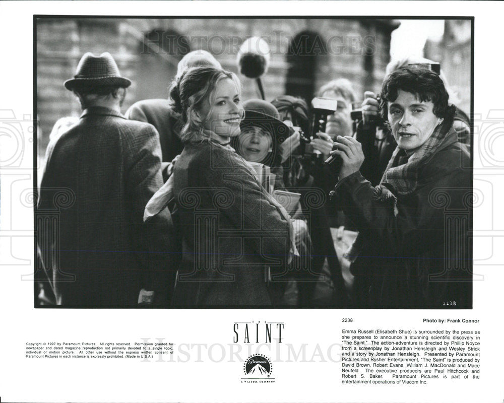 1997 Press Photo Elisabeth Shue Actress Press Scene Action Adventure Saint Film - Historic Images