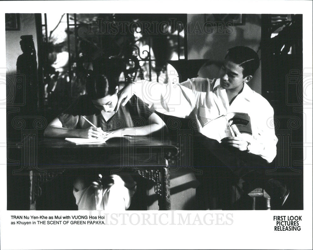 Press Photo Tran Nu Yen-Khe &amp; Vuong Hoa Hoi In &quot;The Scent Of Green Papaya&quot; - Historic Images