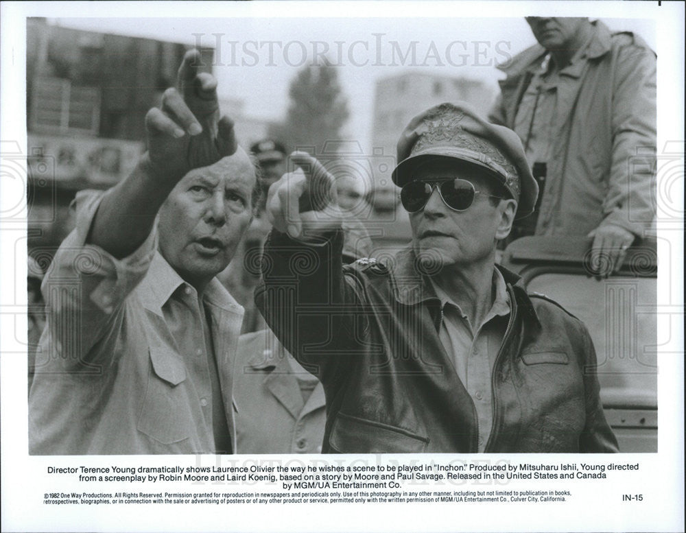 1982 Press Photo &quot;Inchon&quot; Director Terence Young and Laurence Olivier on set - Historic Images