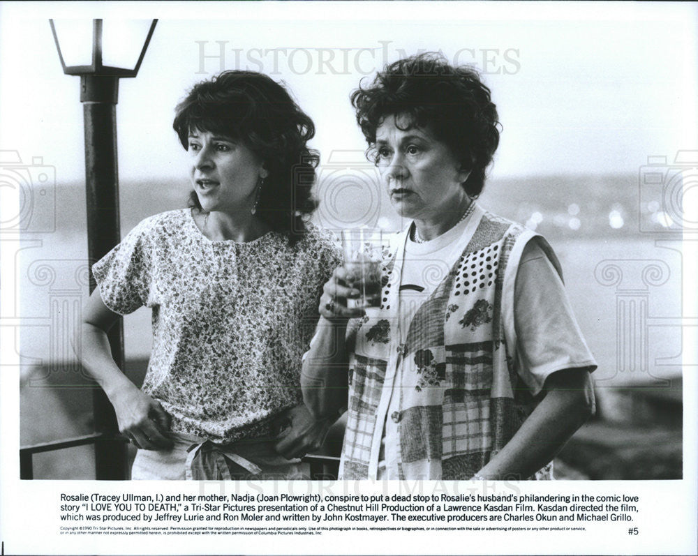 1990 Press Photo Tracey Ullman and Joan Plowright in &quot;I Love You To Death&quot; - Historic Images