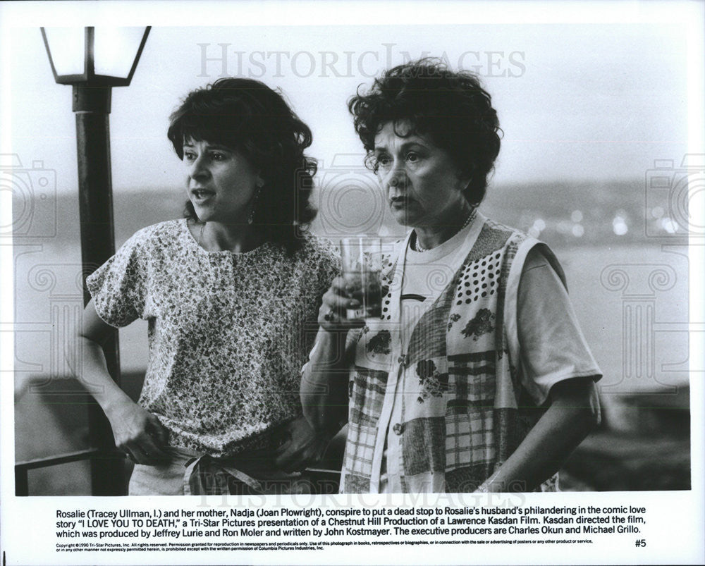 1990 Press Photo Tracey Ullman and Joan Plowright in &quot;I Love You To Death&quot; - Historic Images