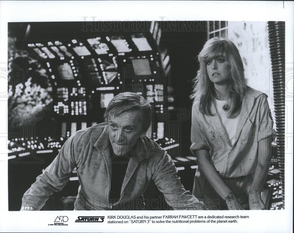 1979 Press Photo Kirk Douglas Actor Farrah Fawcett Actress Saturn 3 Sci-Fi Film - Historic Images