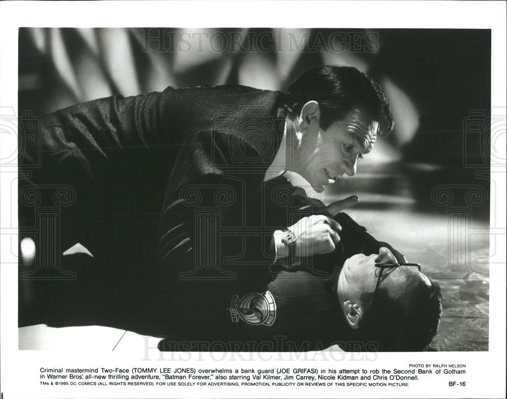 1995 Press Photo Tommy Lee Jones Actor Two-Face Joe Grifasi Batman Forever Film - Historic Images