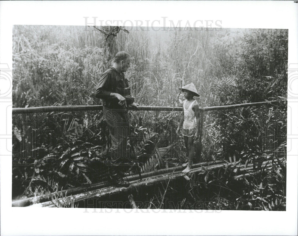 1988 Press Photo Gene Hackman Actor North Vietnam Scene Bat 21 Movie Film - Historic Images