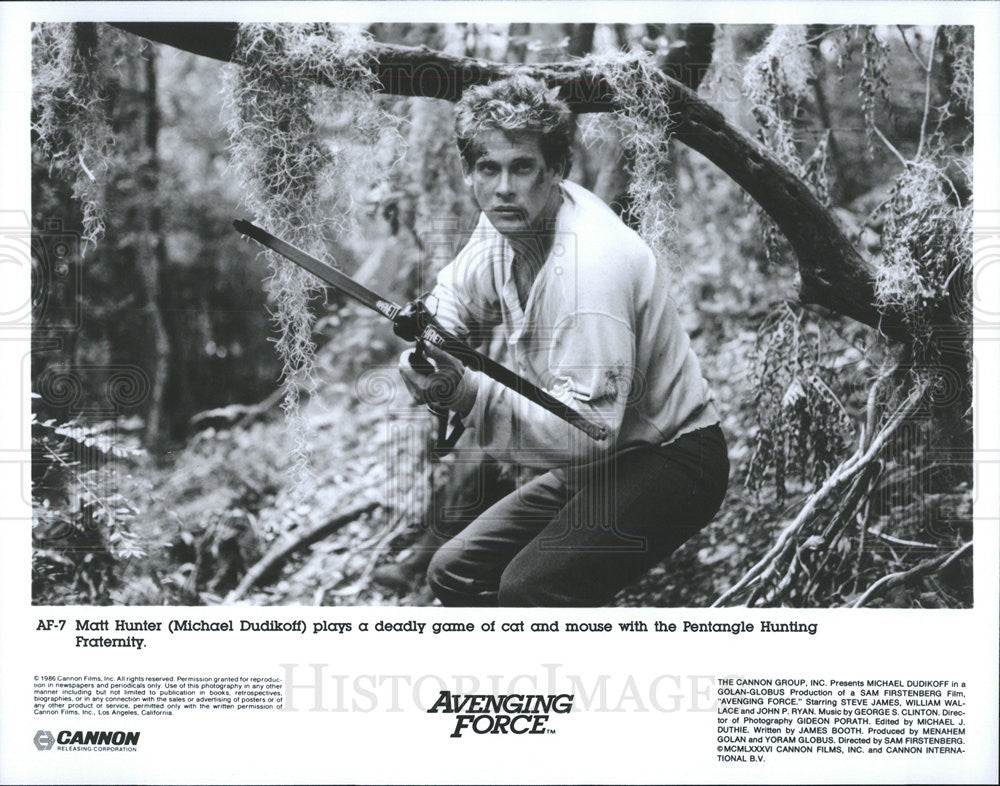 1986 Press Photo Avenging Fore Michael Dudikoff Pentangle Hunting Fraternity - Historic Images