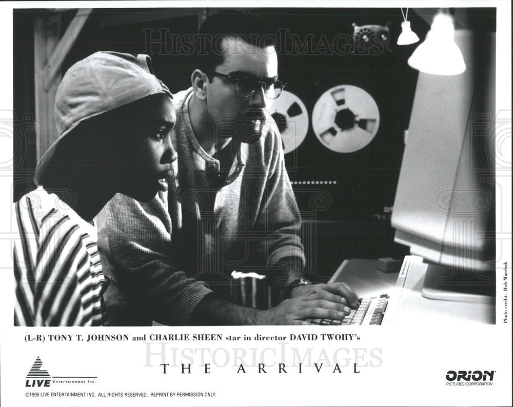 1996 Press Photo Film The Arrival Tony T Johnson Charlie Sheen - Historic Images