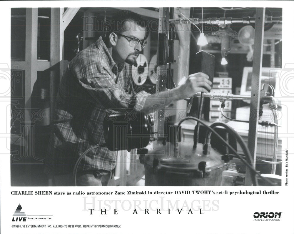 1996 Press Photo The Arrival Charlie Sheen David Twohy psychological thriller - Historic Images