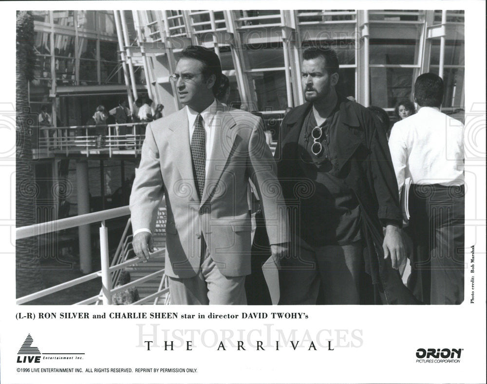 1996 Press Photo The Arrival Ron Silver Charlie Sheen David Twohy - Historic Images