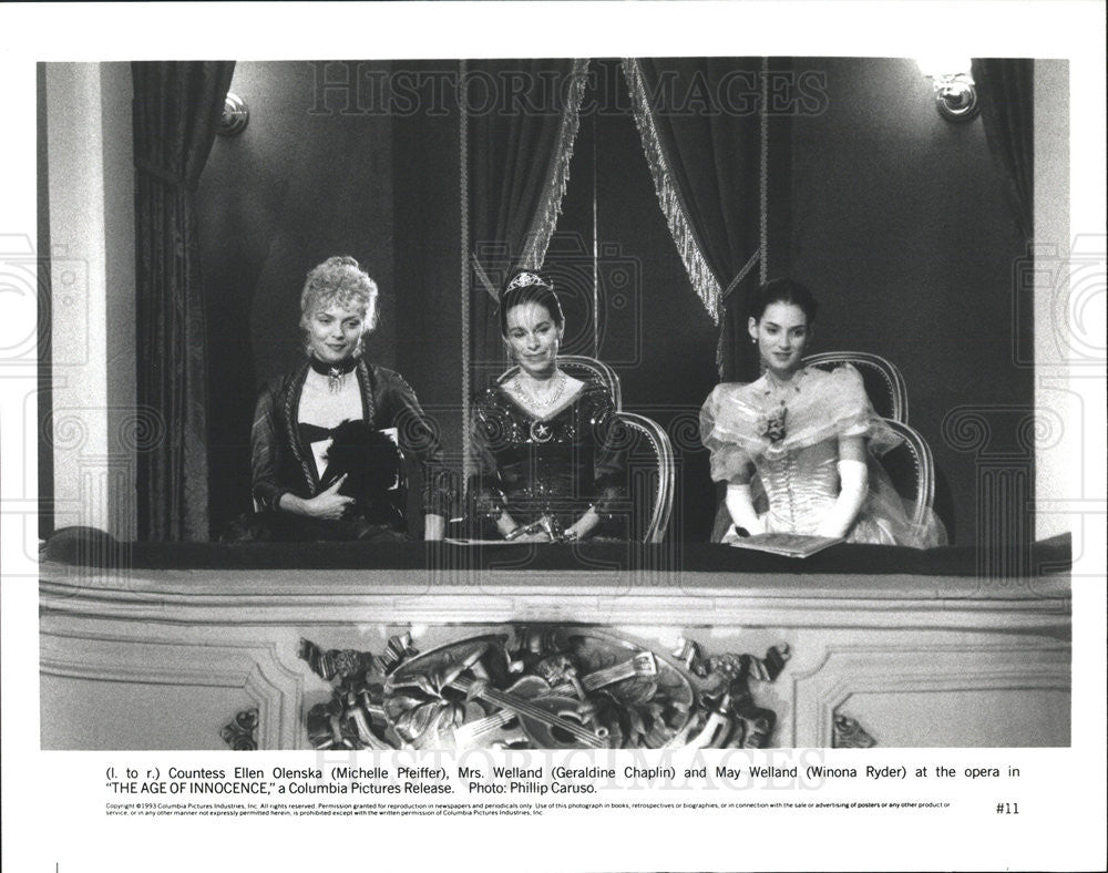 1993 Press Photo Michelle Pfeiffer, Geraldine Chaplin In &quot;The Age Of Innocence&quot; - Historic Images