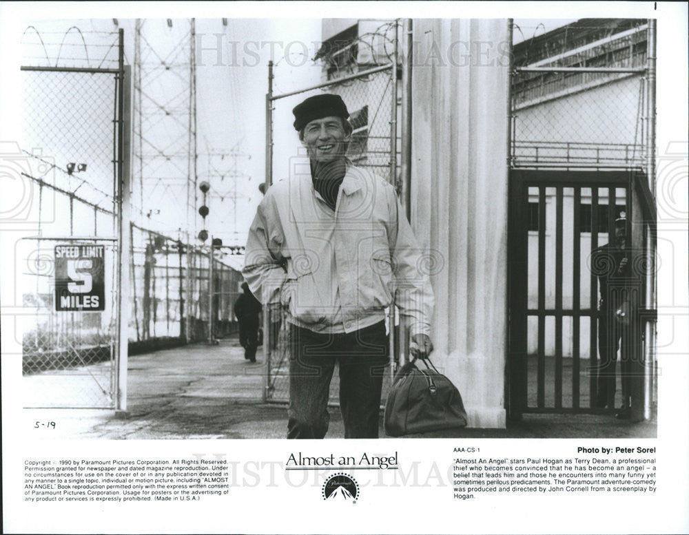 1990 Press Photo Paul Hogan Stars As Terry Dean In Almost An Angel - Historic Images