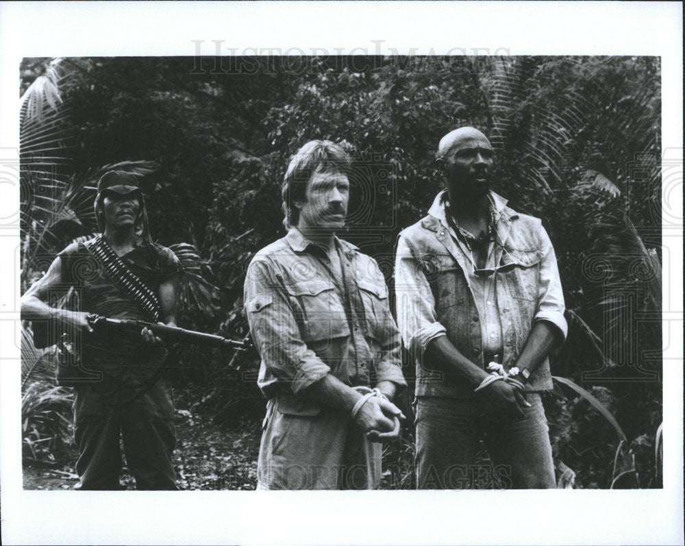 1986 Press Photo Chuck Norris &amp; Lou Gosset In Scene From Firewalker - Historic Images