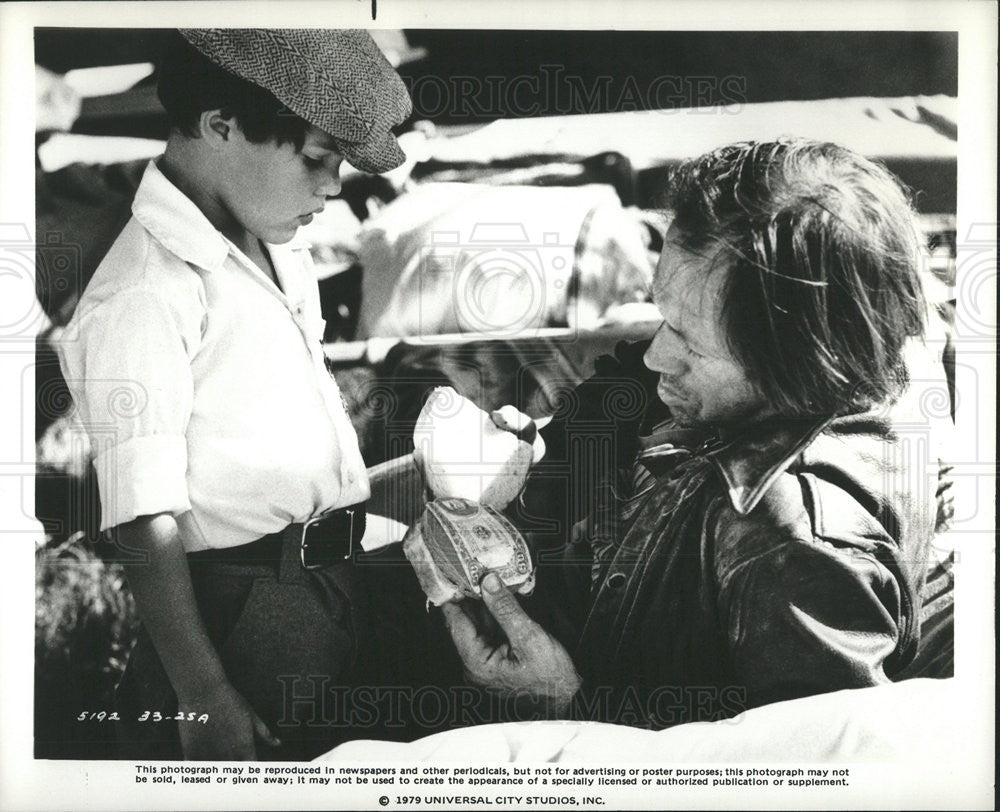 1979 Press Photo Man holding cash in movie scene - Historic Images