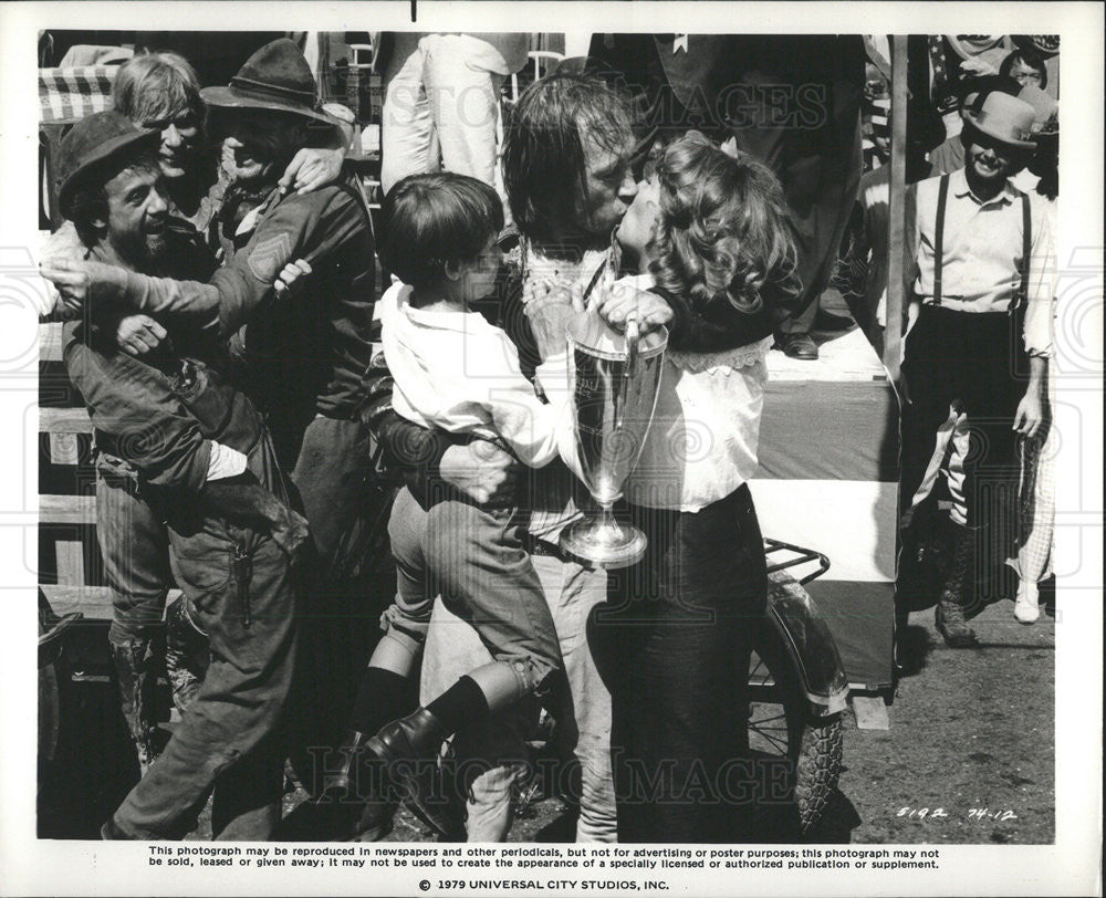 1979 Press Photo Man kisses woman in movie scene - Historic Images