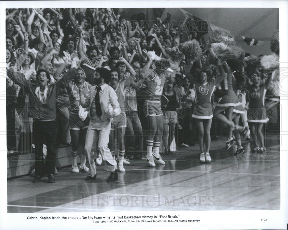 1978 Press Photo Gabriel Kaplan leads the cheer in &quot;Fast Break&quot; - Historic Images