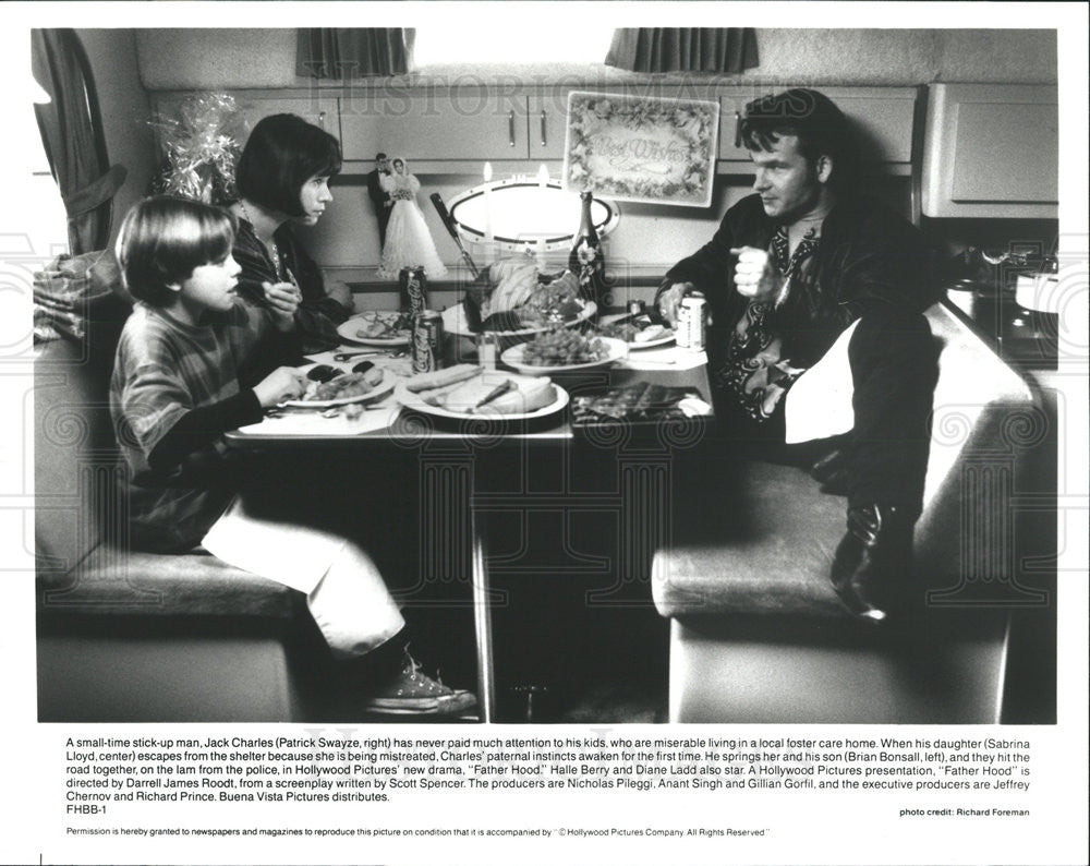 1993 Press Photo Father Hood Film Camper Table Scene Patrick Swayze Lloyd - Historic Images