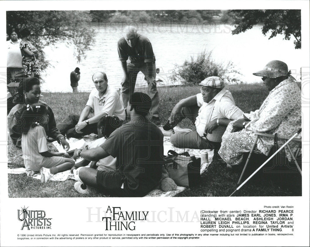 1996 Press Photo Director Richard Pearce, James Earl Jones&quot;A Family Thing&quot; - Historic Images