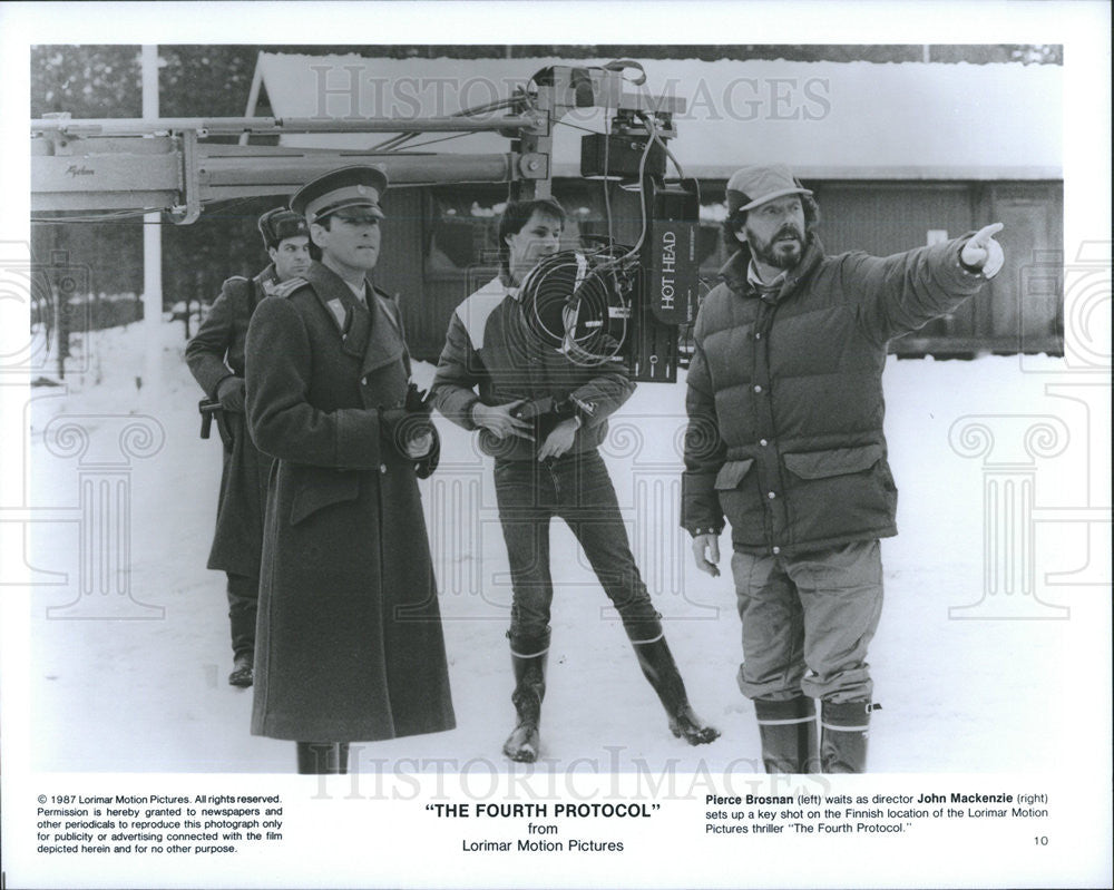 1987 Press Photo &quot;The Fourth Protocol&quot; Director John Mackenzie, Pierce Brosnan - Historic Images