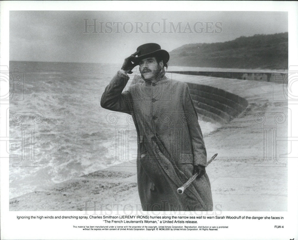 1981 Press Photo Jeremy Irons Actor Sea Beach Scene French Lieutenant&#39;s Woman - Historic Images