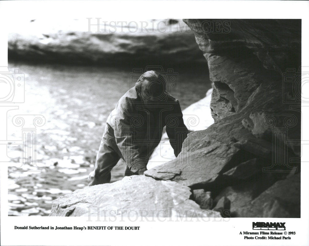 1993 Press Photo Benefit Of The Doubt Film Actor Donald Sutherland Rock Scene - Historic Images