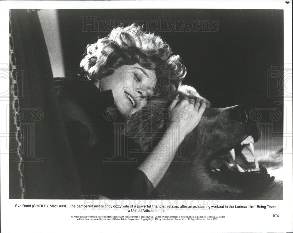 1979 Press Photo Being There Film Shirley MacLaine Laying On Bearskin Rug - Historic Images