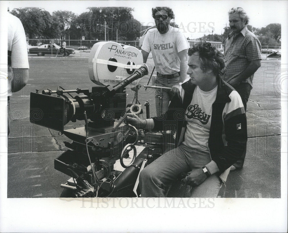 1977 Press Photo Director and cameramen on film set - Historic Images