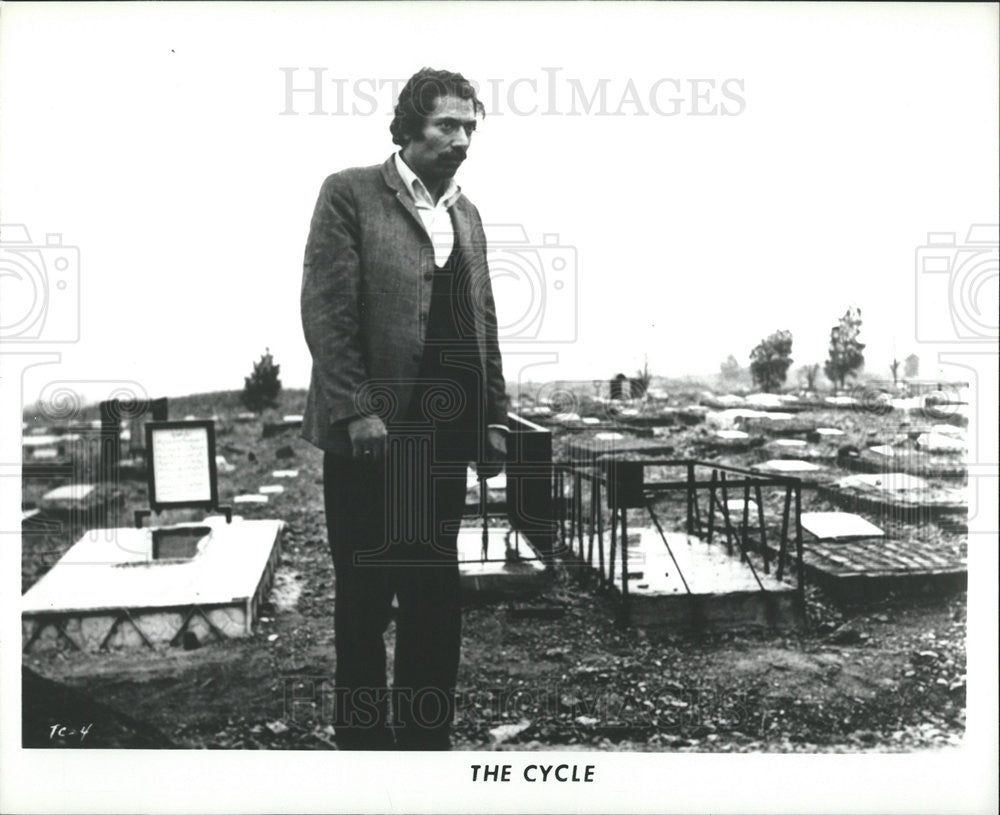 1975 Press Photo Cycle Iranian Foreign Language Film Illegal Blood Trade Movie - Historic Images