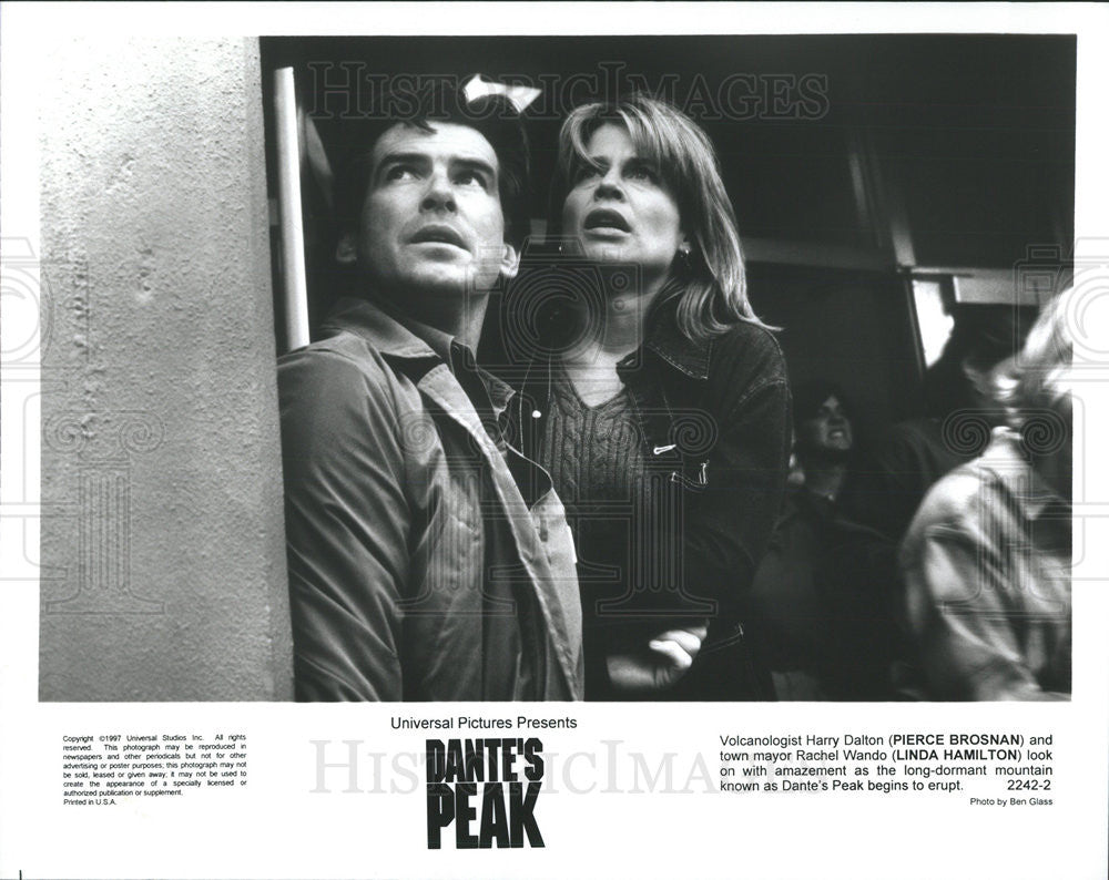 1997 Press Photo Pierce Brosnan Actor Linda Hamilton Actress Dante&#39;s Peak Film - Historic Images