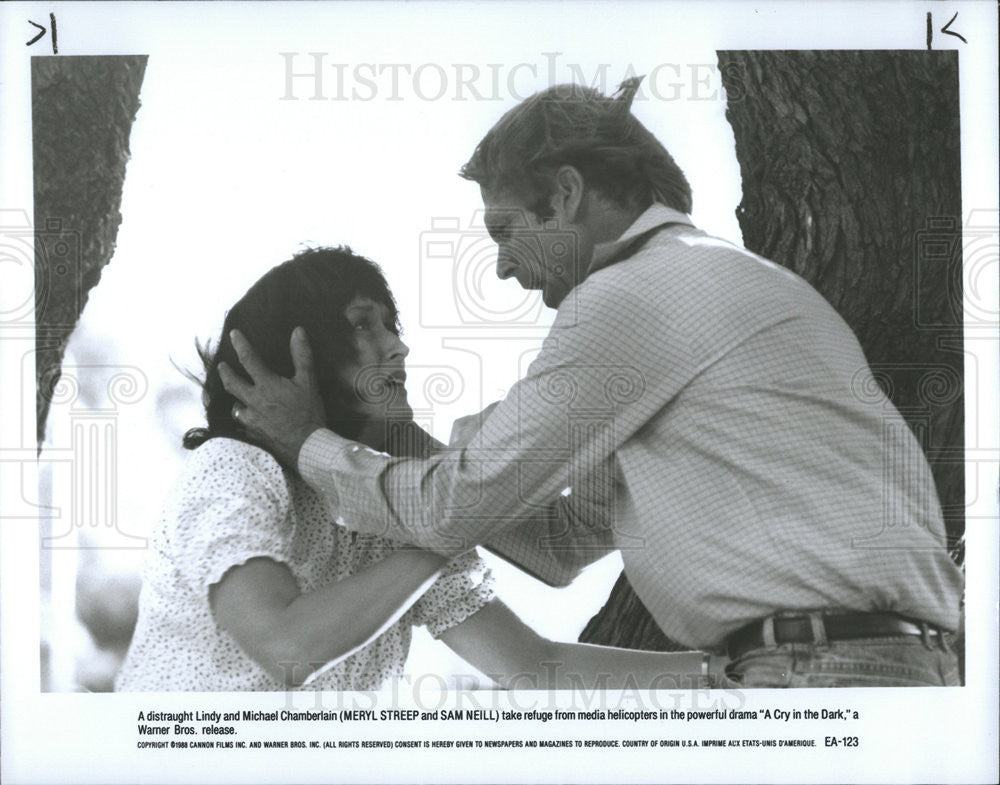 1988 Press Photo Sam Neill Actor Meryl Streep Cry In Dark Drama Movie Scene - Historic Images