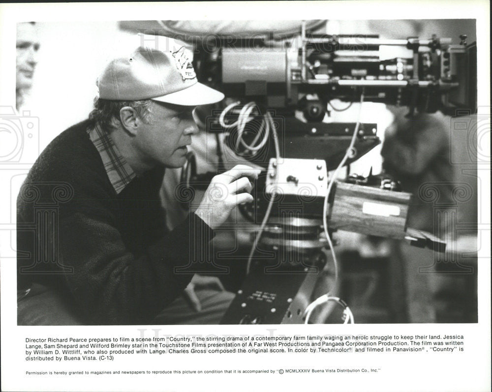 1984 Press Photo Director Richard Pearce Prepares To Film &quot;Country&quot; Scene - Historic Images